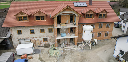 Die Bekleidung der vier Gaubengiebel wiederholen die Formensprache der Treppenhausgaube