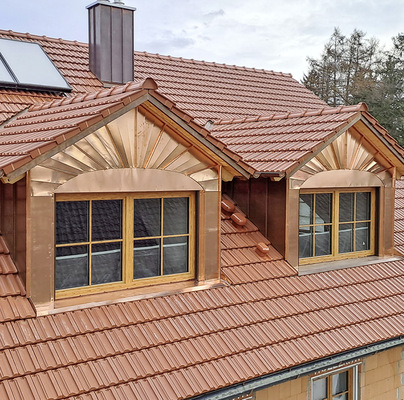 Zwei von vier mit Kupfer bekleideten Dachgauben