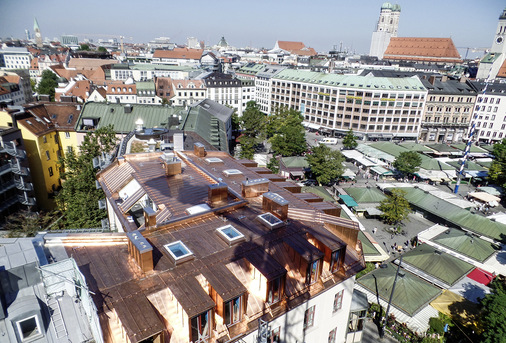 Blick auf den Münchner Viktualienmarkt und das Falzinator-Dach - © Bild: H. Wunderlich
