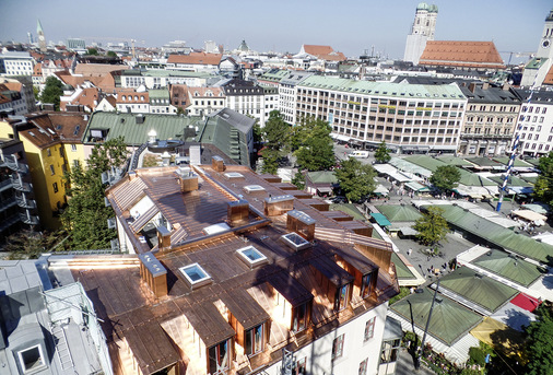 Blick auf den Münchner Viktualienmarkt und das Falzinator-Dach