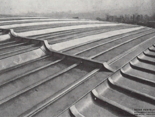Stufendach auf der Westfalenhalle in Dortmund - © Bild: Die Fachkunde der Bauklempnerei
