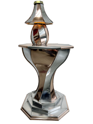 Nachttisch mit Nachttischleuchte