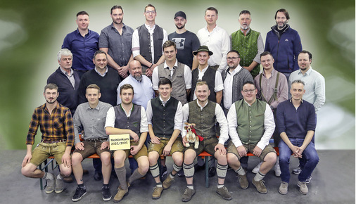 Stolze Jungmeister im Spengler- und Klempnerhandwerk mit Ausbildern und Mitgliedern des Prüfungsausschusses
