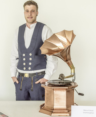 Ein Grammophon ist ein Gerät zur Aufzeichnung und Wiedergabe von Tönen. Marcel Stock fertigte es aus Kupfer an