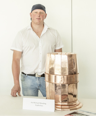 Kai M. Maeding präsentierte sein aus Kupfer hergestelltes Meisterfass mit vertiefter und von Hand getriebener Schale - © Bild: Picslocation, Ulm
