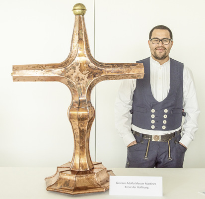 Gustavo A. Messer Martinez mit seinem meisterlichen Kreuz der Hoffnung samt achtteiligem Sockel und Standfuß - © Bild: Picslocation, Ulm

