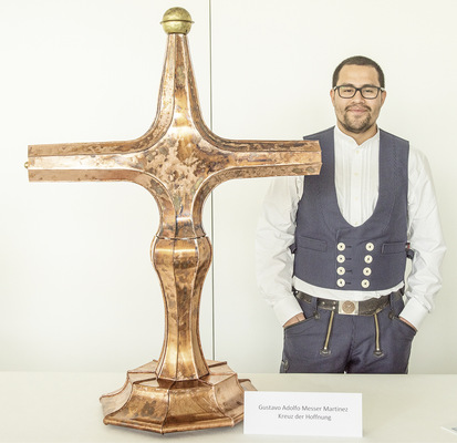 Gustavo A. Messer Martinez mit seinem meisterlichen Kreuz der Hoffnung samt achtteiligem Sockel und Standfuß