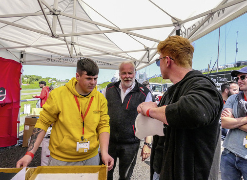 Auszubildende im Gespräch mit Enke-Chef Hans-Ulrich Kainzinger