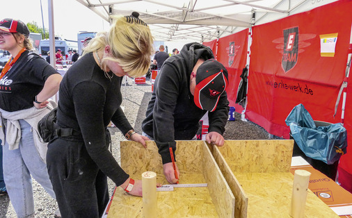 Am Flüssigkunststoffmodell mussten die Auszubildenden ihre fachlichen Fähigkeiten unter Beweis stellen - © Bild: BAUMETALL
