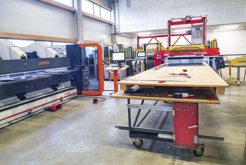 Blick auf den Zuschnitt-Tisch. Hier werden mithilfe des Centurio-­Systems von Krasser ­entsprechende Zuschnitte bereitgestellt