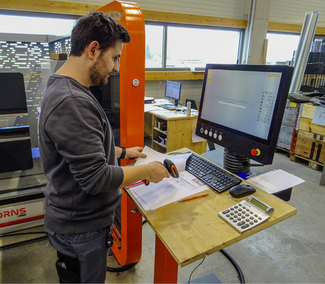 Um das anzufertigende Profil auf die Jorns-Langabkantmaschine zu übertragen, werden Arbeitspapiere oder ­Etiketten auf den Zuschnitten gescannt
