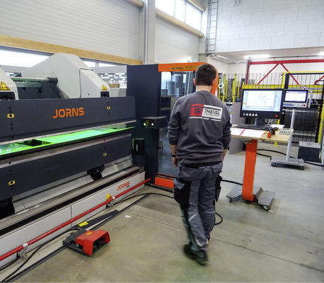 Der Biegeprozess erfolgt unmittelbar nach dem Scan auf einem Doppelbieger JDB von Jorns