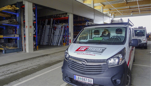 Perfekte Logistik: Die fertigen Baugruppen und Profile werden in der Ladezone auf die ­Fahrzeuge verteilt und anschließend zur Montage auf die jeweilige Baustelle befördert - © Bild: TR Flachdachbau GmbH
