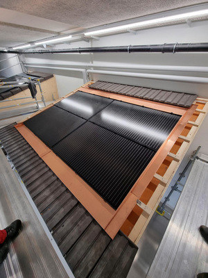 Perfekt montiert: Eine PV-Anlage samt aller erforderlichen Anschlussprofile und entsprechender Dachziegel