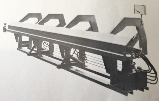 Die Type 77 war eine der ersten hydraulisch arbeitenden Jorns-Biegemaschinen - © Bild: Jorns AG
