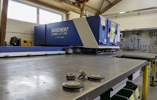  Die Combicut-Stanzmaschine wird im Unternehmen vielseitig eingesetzt. Zum Beispiel zur Herstellung von Schornsteinbekleidungen