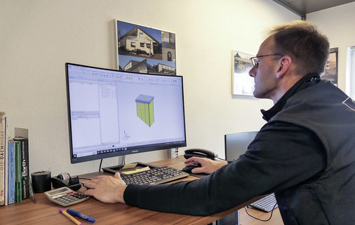  Beim Schreiben des Programms passt Spenglermeister Werner Ischinger Aufteilung und Bemaßung an. Dann geht der Auftrag an die Stanzmaschine