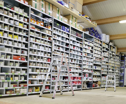 Gut sortiert und beschriftet lagern die Materialien im Hochregal