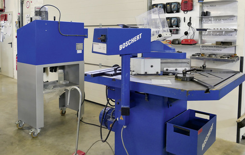 An einzelnen Arbeitsplätzen werden Maschinen mit wenigen Handgriffen mit neuen Werkzeugen bestückt