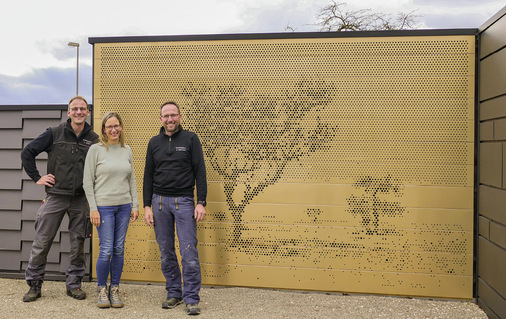  Starkes Team: Werner Ischinger, Kathrin Gökelmann und Michael Gökelmann im Musterpark des Fachbetriebs - © Bild: BAUMETALL
