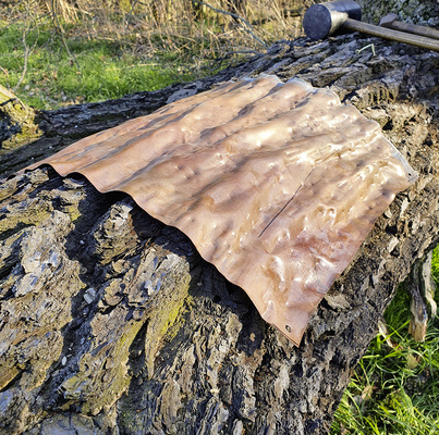 Um den Baum des Kupferrabens möglichst authentisch zu gestalten, nahmen sich Manfred und Steffen Schulze die Natur nicht nur zum Vorbild - © Bild: Schulze
