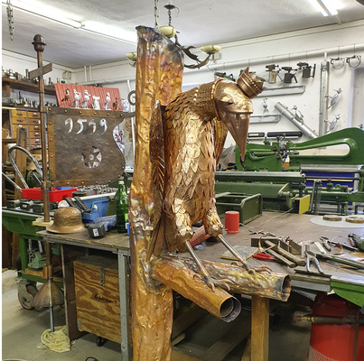  Bevor der majestätische Vogel aus der Werkstatt gelassen wurde, bekam er sein Federkleid mit Schwefelleber gefärbt