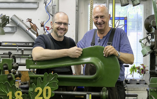 Seit Januar 2021 hat Steffen Schulze die Werkstatt seines Vaters übernommen. Gemeinsam sind sie immer noch ein starkes Team - © Bild: BAUMETALL
