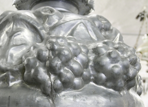 Zu den Highlights i﻿n der Gürtlerwerkstatt zählen zwei Balustervasen. Diese Fotos zeigen Details des Obstkorbs, bestehend aus acht Teilen. Das imposante Bauteil wird aus 1,2 mm starkem Zink in eine Negativform aus Eisen getrieben