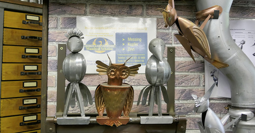In Schulzes Werkstatt leben noch weitere verrückte Vögel. Diese kann man als Fallrohr- oder Dachrinnenschmuck sogar käuflich erwerben