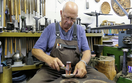 Manfred Schulze beim Fertigen einer Halbschale