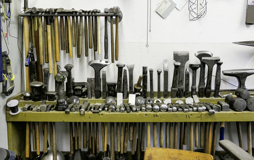 In Schulzes Werkstatt gibt es viel zu entdecken. Unter anderem lässt sich eine Vielzahl an Hämmern und Spezialwerkzeug bestaunen - © Bild: BAUMETALL
