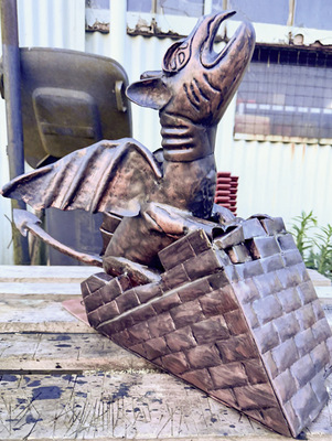 In der Werkstatt wartet die fertige Figur auf den Einbau