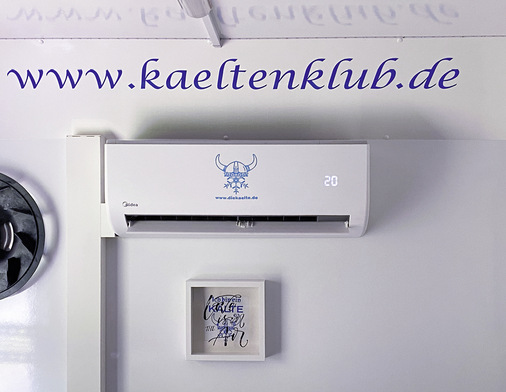 Die Innengeräte werden mit Kältemittelleitungen und Stromkabeln mit dem Außengerät verbunden