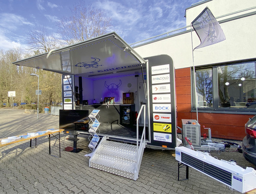 Die Klimaanlage läuft auch bei offener Klappe. Nicht gerade effektiv, aber schön kühl im Inneren