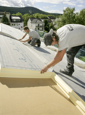Vollflächig gedämmt und windfest verklebt sind Aufsparrendämmungen auf PU-Basis eine sehr gute Wahl im Kampf gegen Sommerhitze