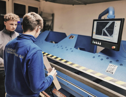 Auszubildende bei der Profilherstellung