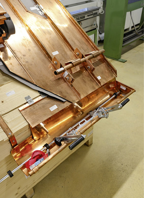 Informatives Dachmodell mit beschrifteten Baugruppen und Systemkomponenten