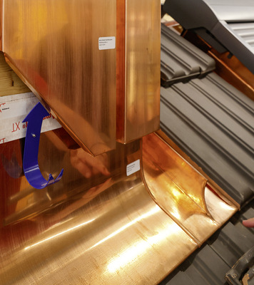 Ein blauer Metallpfeil zeigt die Belüftungsfunktion am Modell bzw. der Schornsteinbekleidung