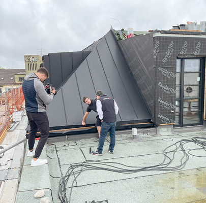 Außendreh: Stefan Adelsberger jun. zeigt Luigi Greco (Gesacon), wie vorteilhaft professionelle Material­vorbereitung ist