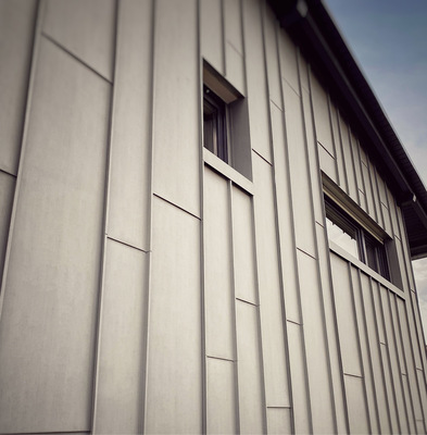 Durch die verschiedenen Deckbreiten und Querfalze ergibt sich ein ­dynamisches Bild an der Wand