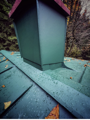 Aufgrund ihrer Lage am First gestaltete sich diese Schornstein­einfassung etwas aufwendiger