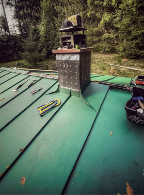 Um das Material nicht zu ­zerkratzen, setzt der Spenglermeister auch bei Schornsteineinfassungen auf Schonwerkzeuge