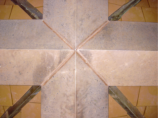 Treffen der gefalzten Firstabdeckungen