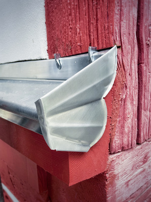 Ausgefallenes Endstück am Gesims