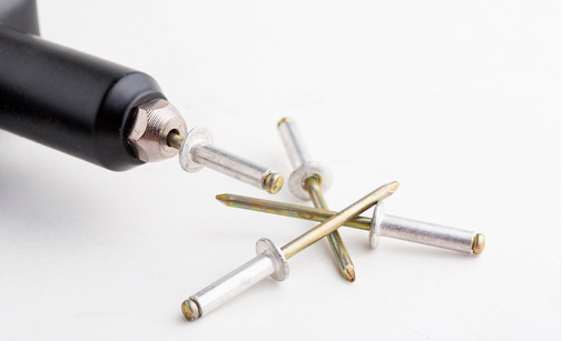 Niete gehören in jeden Klempner-Werkzeugkasten