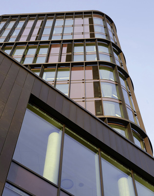 ... prägen die moderne Gebäudehülle des Büroturms - © Bild: Thomas Mølvig
