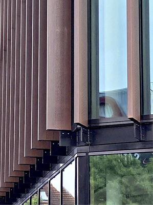 Die Eckbereiche der Lamellenfassade wurden dichter ausgeführt, um so eine Aufheizung der Eckräume im Sommer zu verhindern