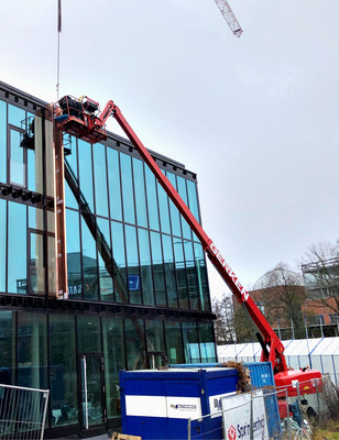 Die Montage der einzelnen Fassadenmodule erfolgte mithilfe eines Hubsteigers - © Bild: Kohlmeyer Fassadenbau Handelsgesellschaft mbH & Co. KG
