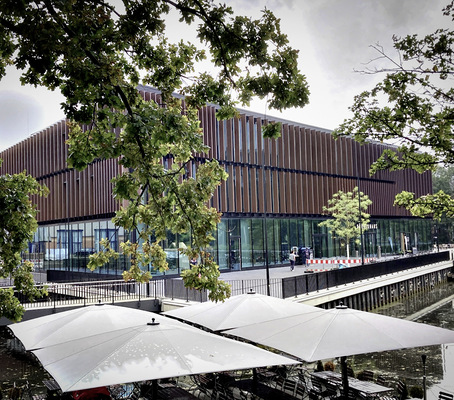 Die Insellage des Gebäudekomplexes trennt den Begegnungsort etwas von der umliegenden Infrastruktur ab