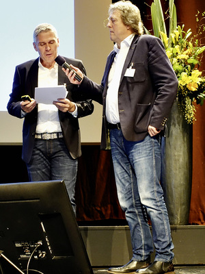 Andreas Buck und Harald Baisch stellen auf dem Klempnertag 2018 Preisträger eines Wettbewerbs des Handelshauses Barth vor - © Bild: BAUMETALL
